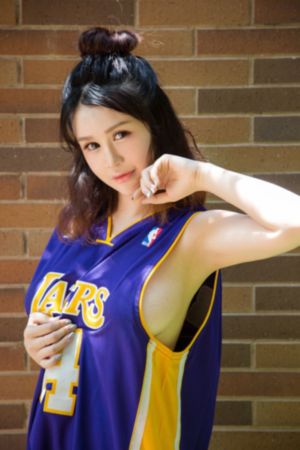 欧美女西装街拍图片_4K手机在线观看