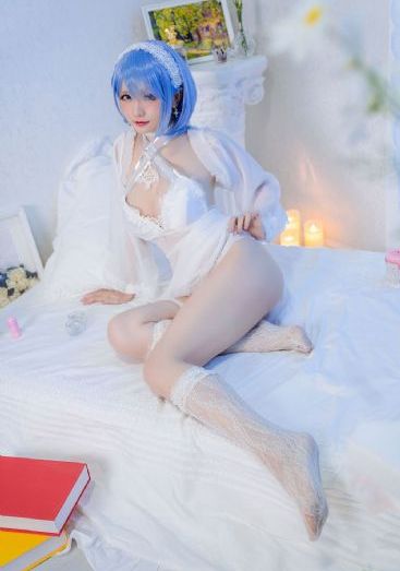 欧美小女孩白丝袜露内_有字幕完整版